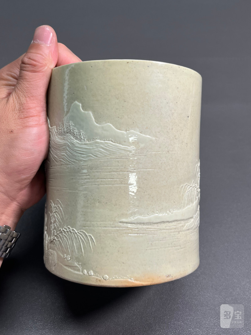 清道光  “王炳荣”款米黄釉雕瓷山水纹笔筒 - 图9